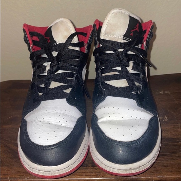 Nike Air Jordons/Red and black/Mid shoe/Black shoelace - Picture 2 of 5